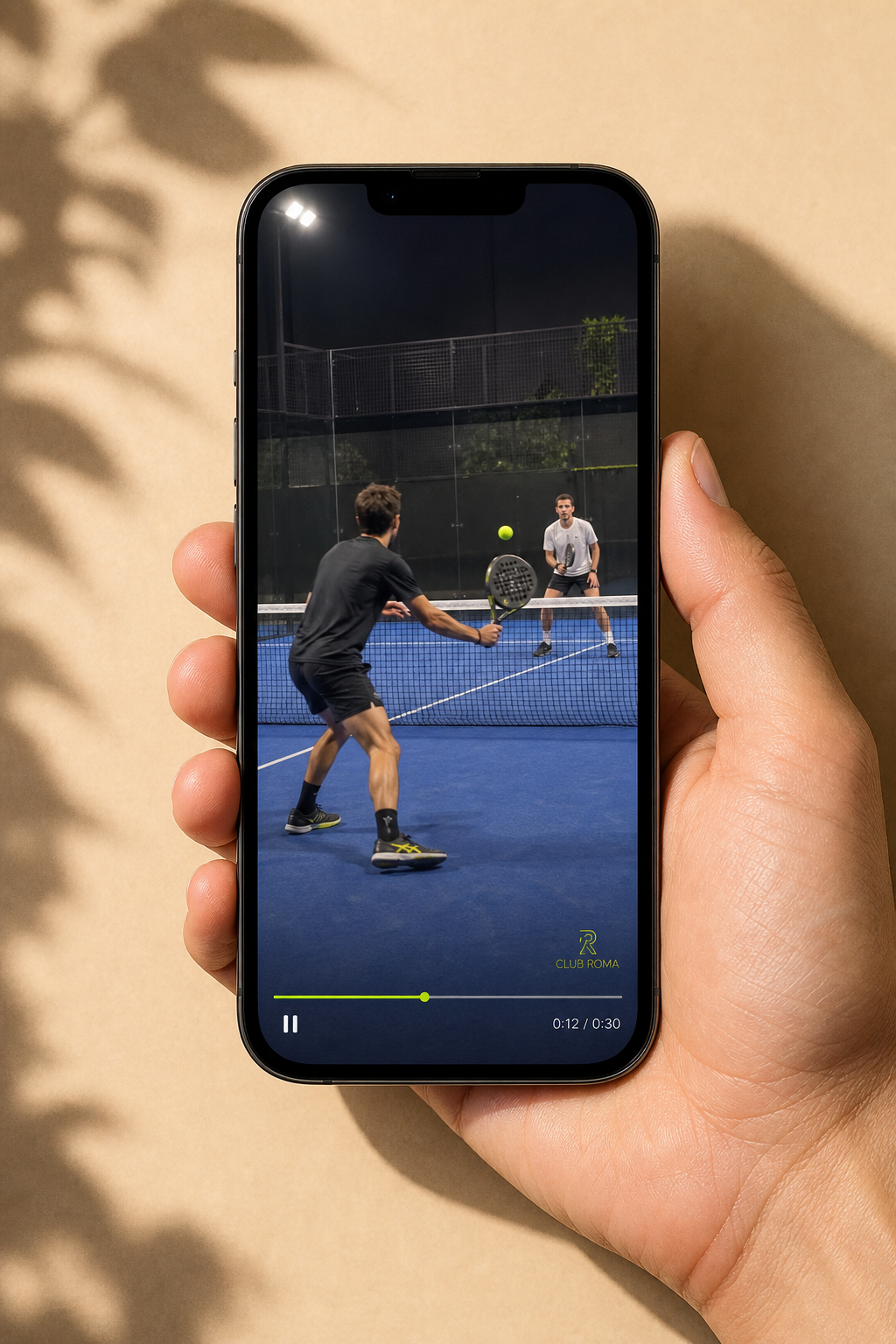 Celular con clip vertical de pádel listo para WhatsApp